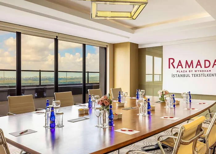 Отель Ramada Plaza By Wyndham Tekstilkent