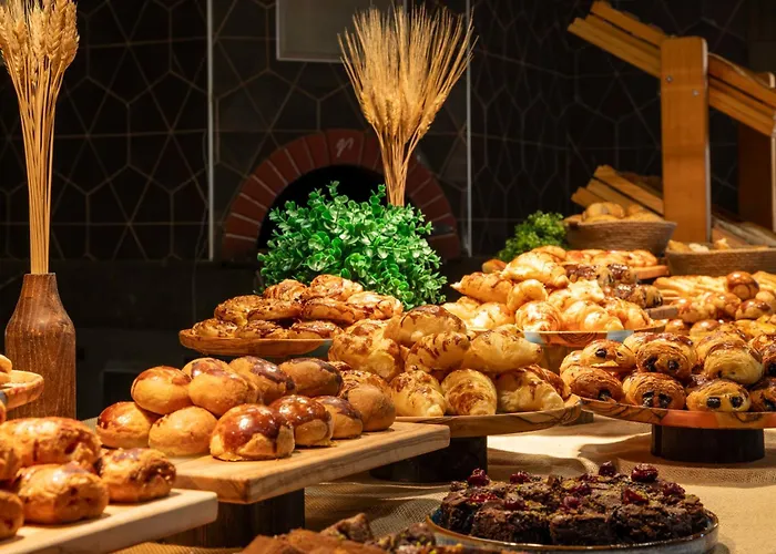 Отель Ramada Plaza By Wyndham Tekstilkent